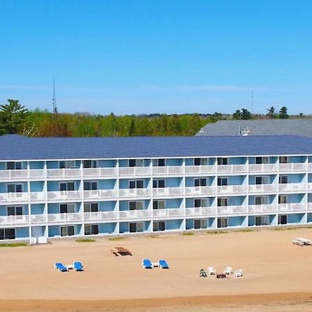 Grand Mackinaw Beachfront And Waterpark Mackinaw City Exterior photo