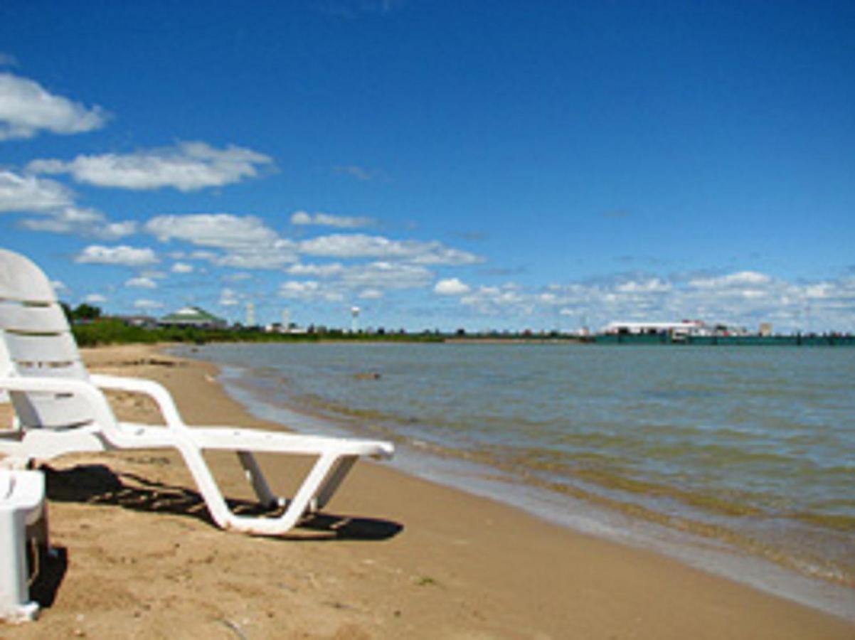 Grand Mackinaw Beachfront And Waterpark Mackinaw City Exterior photo