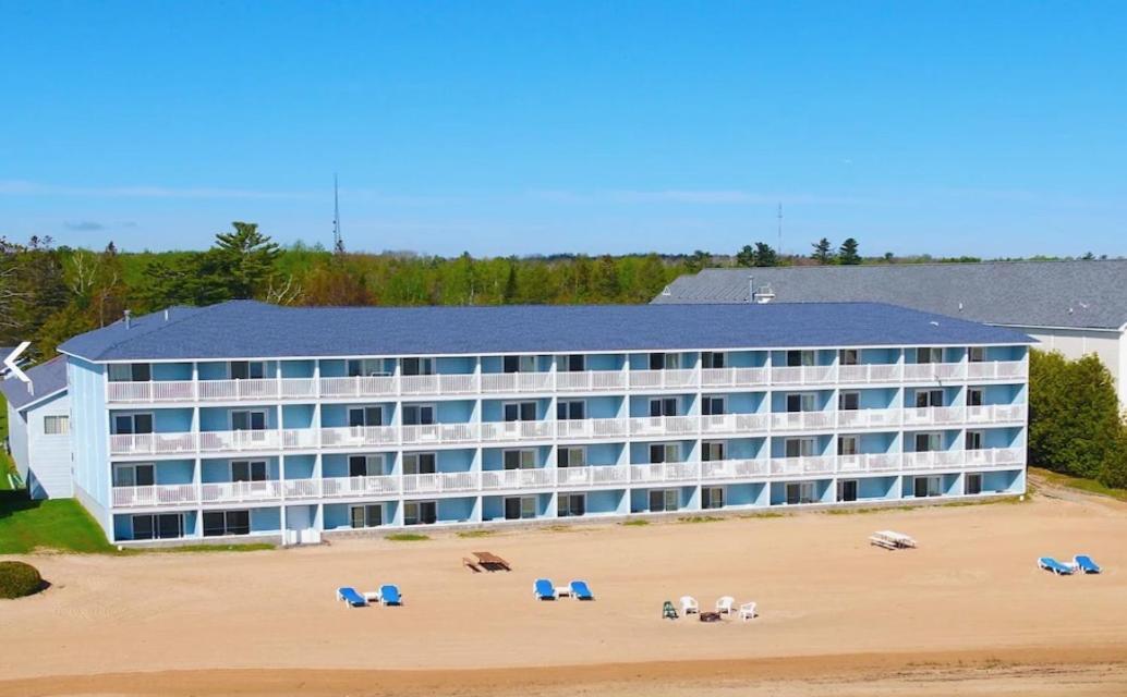 Grand Mackinaw Beachfront And Waterpark Mackinaw City Exterior photo